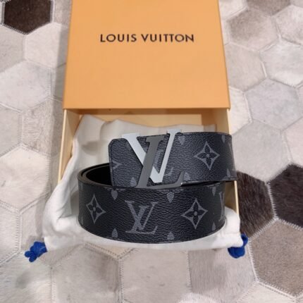 Louis Vuitton black and silver two-tone V-buckle black textured belt, fashionable, classic, elegant and luxurious