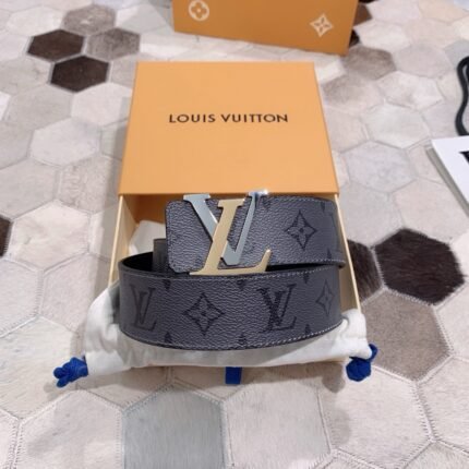 Louis Vuitton gold and silver two-color V buckle black textured belt, simple and elegant, high-end and unique