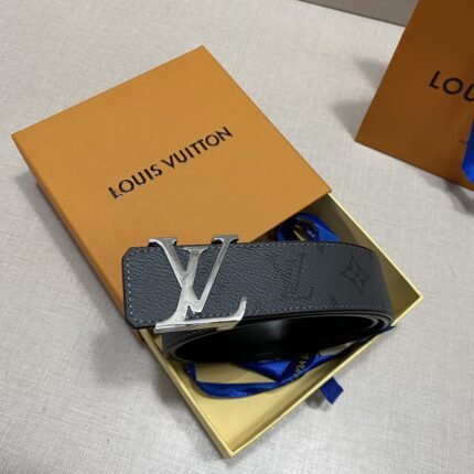 Louis Vuitton silver V buckle black textured belt, simple and elegant, classic and fashionable