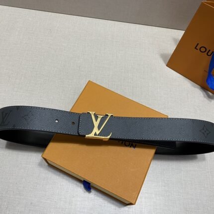 Louis Vuitton gold V buckle black textured belt, simple and elegant, fashionable and classic