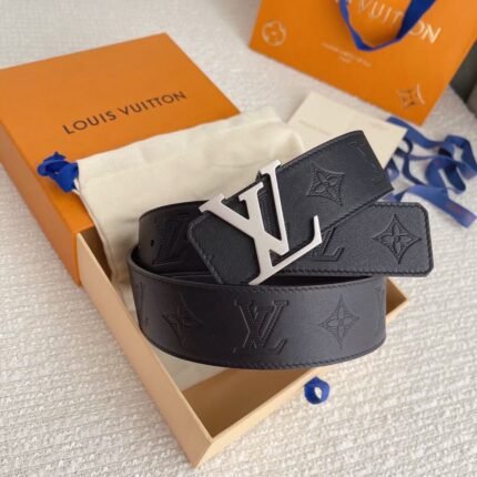 Louis Vuitton silver V buckle black textured belt, noble and fashionable, noble and elegant