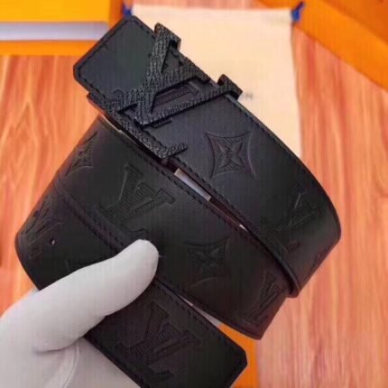 Louis Vuitton black V buckle black textured belt, simple and elegant, noble and luxurious