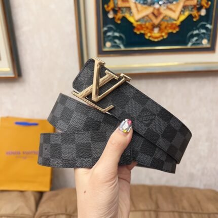 Louis Vuitton gold V buckle black textured belt, simple and elegant, low-key luxury