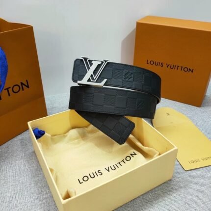 Louis Vuitton silver V buckle black plaid belt, simple and elegant, low-key luxury