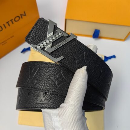 Louis Vuitton silver V buckle black textured belt, simple and elegant, low-key luxury