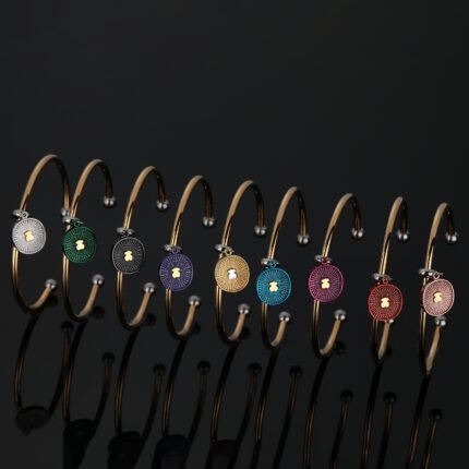 TOUS stainless steel material round plate spreads outwards with dots, small bears in multiple colors, paired with an open bracelet