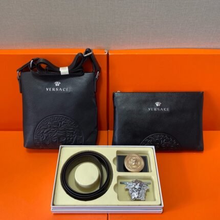 Versace's two buckle belt and two bag sets are simple, atmospheric, low-key, and luxurious