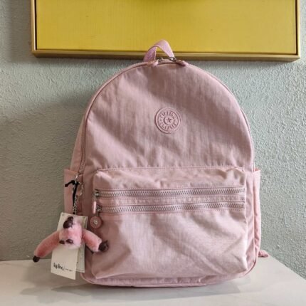 Kipling simple and stylish casual daily backpack, paired with cute little monkey dolls, showcasing unique taste