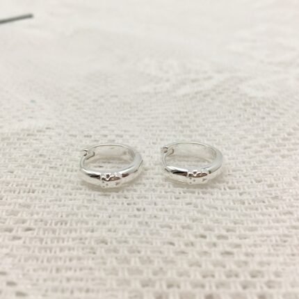 Earrings are versatile and personalized, suitable for wearing in various places and fashionable