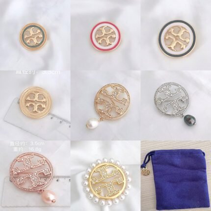 Two tone circular zircon hollow double T brooch, fashionable and sparkling zircon inlaid round double T imitation pearl brooch, deep blue velvet bag