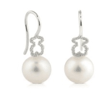 Earrings are versatile and personalized, suitable for wearing in various places and fashionable