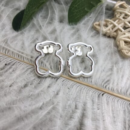 Earrings are versatile and personalized, suitable for wearing in various places and fashionable