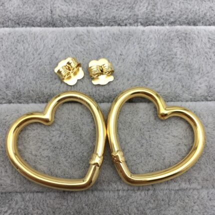 Earrings are versatile and personalized, suitable for wearing in various places and fashionable