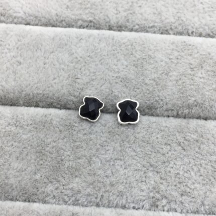 Earrings are versatile and personalized, suitable for wearing in various places and fashionable