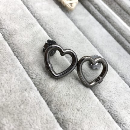 Earrings are versatile and personalized, suitable for wearing in various places and fashionable