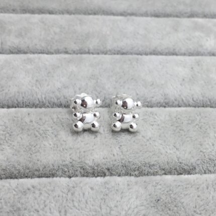 Earrings are versatile and personalized, suitable for wearing in various places and fashionable