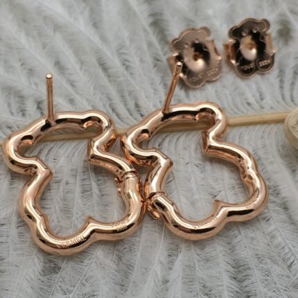 Earrings are versatile and personalized, suitable for wearing in various places and fashionable