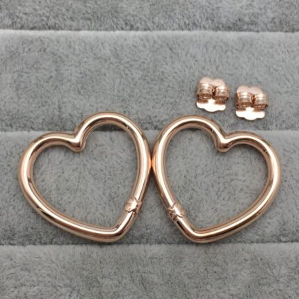 Earrings are versatile and personalized, suitable for wearing in various places and fashionable