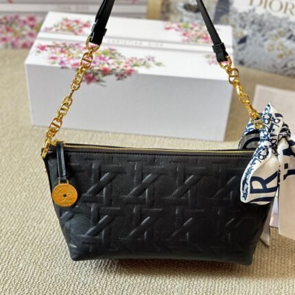 Fashionable and versatile chain handbag made of white cowhide, featuring a rattan plaid pattern and a suede cowhide lining inside