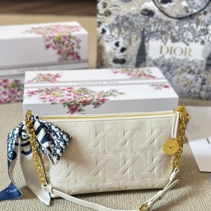 Fashionable and versatile chain handbag made of white cowhide, featuring a rattan plaid pattern and a suede cowhide lining inside