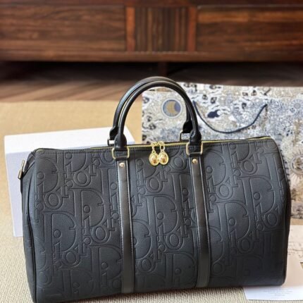 Fashionable and versatile black travel bag, stylish and personalized