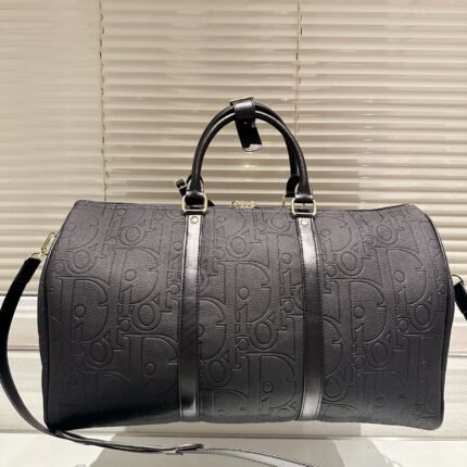 Fashionable and versatile black travel bag, stylish and personalized