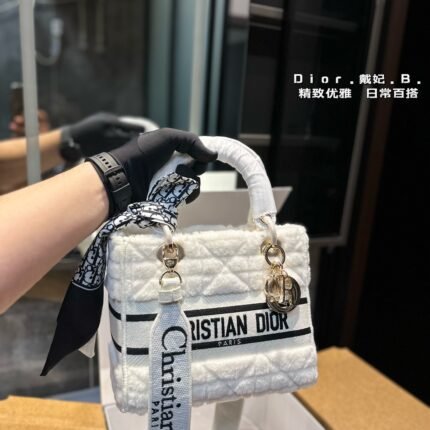 Fashionable and versatile autumn and winter lambhair Daifei bag with wide shoulder strap gift box packaging, suitable for daily travel and gatherings