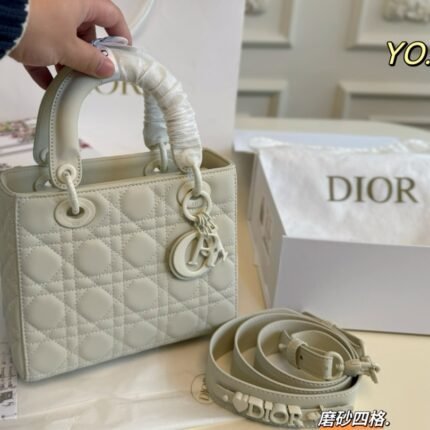 The new four grid matte matte frosted Daifei bag features prominent stitching details with rattan pattern stitching. It can be carried by hand or crossbody, and is adorned with exquisite pendants