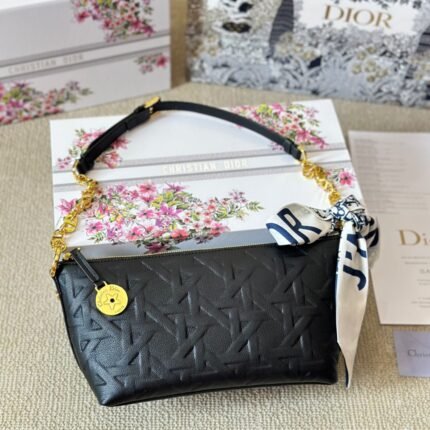 Crafted with white cowhide and adorned with graphic wicker pattern, this 3D effect fashion version reinterprets the classic pattern. Showcasing modern charm, the soft version is paired with spacious compartments. Zipper closure