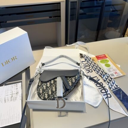 New embroidered floral series saddle bag. Original denim paired with cowhide fabric is super luxurious! Original airplane box, original folding gift box packaging