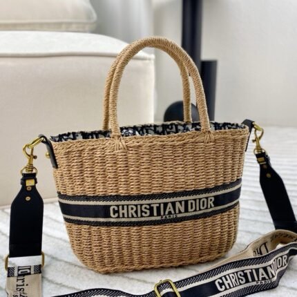 Weaving a vegetable basket is really cute! Paired with wide shoulder straps! Comfortable and good-looking!