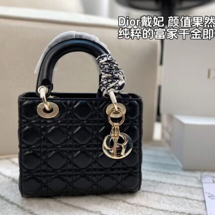 The appearance of the Daifei bag is truly stunning, exuding a pure sense of luxury and sophistication. You can wear it casually, but if you wear it formally, it can enhance your temperament