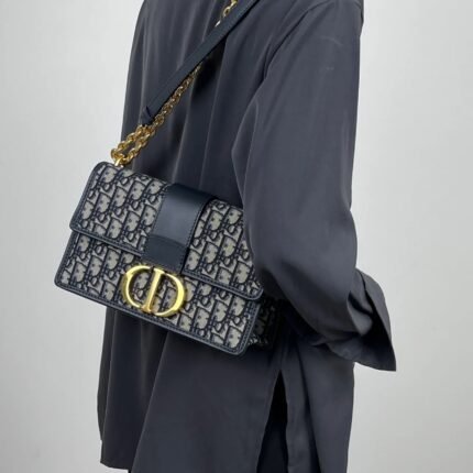 One of the popular styles of Montaigne's 30 vintage flowers is the fabric with embroidered wages. The half body is suitable for CD series all year round, and the metal is not too good-looking