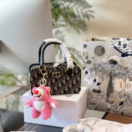 The Montaigne 30 series mini doctor's bag is carefully crafted with blue distressed fabric, which can store various daily necessities inside. It is equipped with a top handle and adjustable leather shoulder straps, and can be carried by hand or shoulder back