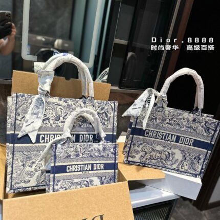 Embroidered shopping bag, combining two different styles of handsomeness and elegance. The bag features a fully embroidered design with double layered original materials on both the inside and outside