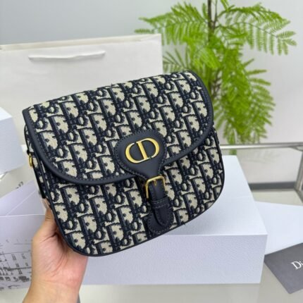 Bobby Bag's semi-circular shape is cute and adorable, and can handle both light and mature cuteness!