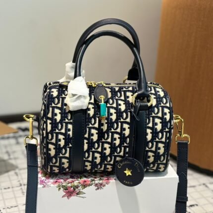Such a beautiful denim bag, even steel straight women should be tempted by it. Denim color is the pioneer of the fashion industry and the favorite of fashionistas. Everyone knows it can be worn and durable~