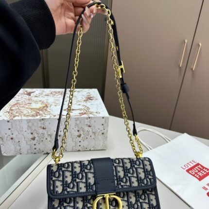 Montaigne bag hides blue presbyopia as a classic color, matching with any style of clothing is stress free and suitable for all seasons