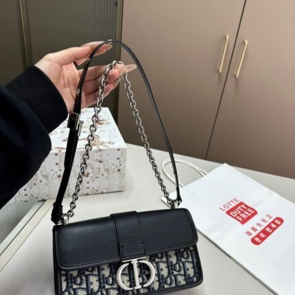 Montaigne bag hides blue presbyopia as a classic color, matching with any style of clothing is stress free and suitable for all seasons