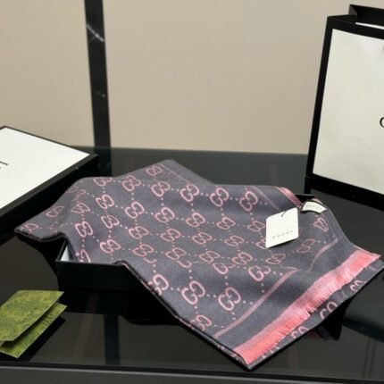 Gift bag with box  size：45*190cm Cool down! ???? Gucci Ace Scarf An unbeatable and easy to sell product The first scarf that must be planted with grass ????