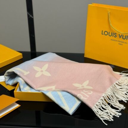 Gift bag with box  size：45*190cm Cool down! I really need a scarf at night ???? Lv Ace Scarf ????