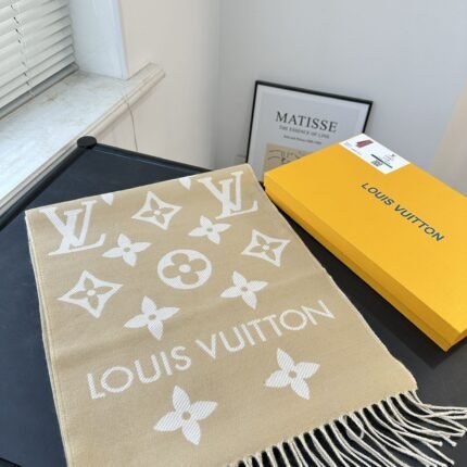 Complete packaging ????  The LV cashmere scarf is really versatile, with a soft and textured feel, and a thick and warm fabric