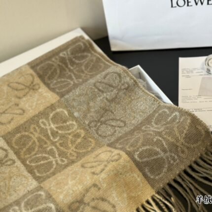Box pairing LOEWE ???? scarf , It looks great when paired with a jacket, sweater, or skirt. Make your winter warmer and more fashionable
