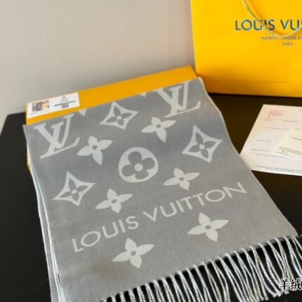 Box pairing Lv ???? scarf, Give it a try now, make your winter warmer and more fashionable!