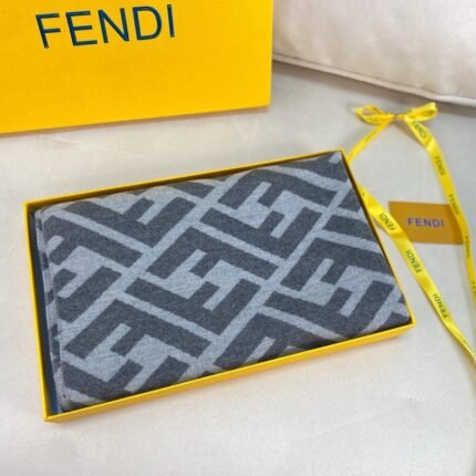 Box pairing ???? FENDI's latest scarf features a super gentle and stylish double-sided design!! Size: 60 * 180cm