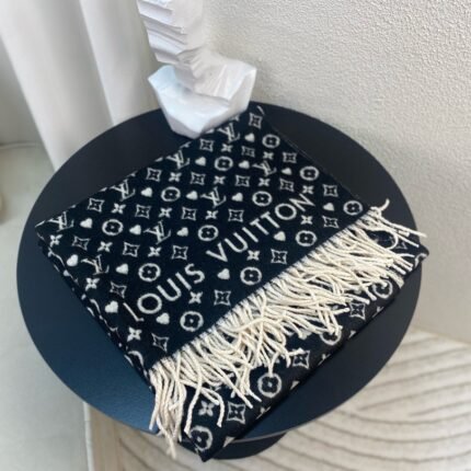 Box pairing ???? LV scarves have arrived ❗ If you like it, you can't miss it! Size: 180 * 60cm