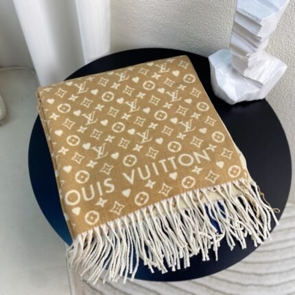 Box pairing ???? LV scarves have arrived ❗ If you like it, you can't miss it! Size: 180 * 60cm