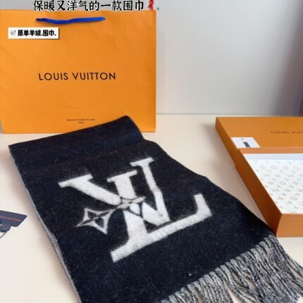 Comes with gift box ????.  Louis Vuiotton scarf The gentlest color scheme A highly atmospheric cashmere scarf~