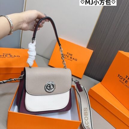 New Fresh and Trendy Women's Large Capacity Small Square Bag for Commuting