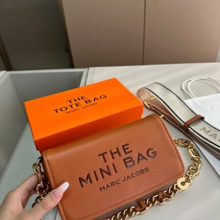 Fashionable and versatile fashion elements, diagonal cross bag, small square bag, suitable for daily travel and gatherings